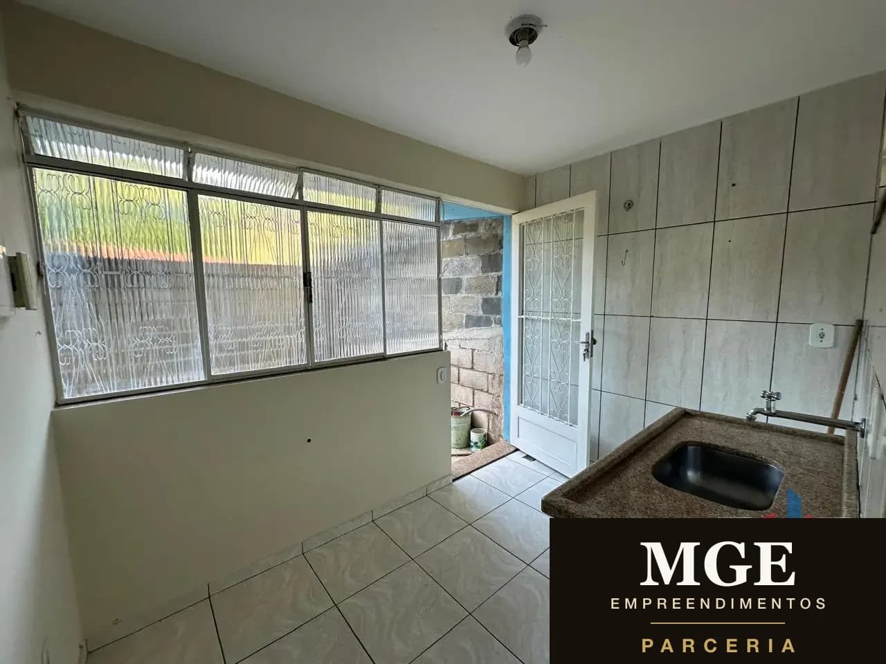 Quitinete à Venda No Bairro Laranjeiras-ValençA/RJ.