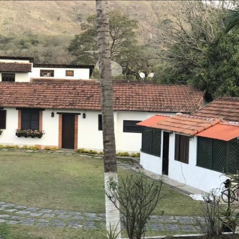 No Centro de vassouras, casa com 6 quartos e 10 vagas - 10100m2 de área - vassouras 10000 metros no centro da cidade (13)