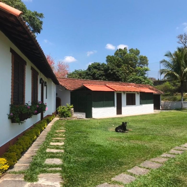 No Centro de vassouras, casa com 6 quartos e 10 vagas - 10100m2 de área - vassouras 10000 metros no centro da cidade (2)